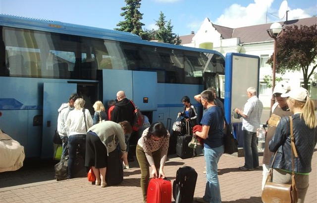 Посадка пасажирів в автобус