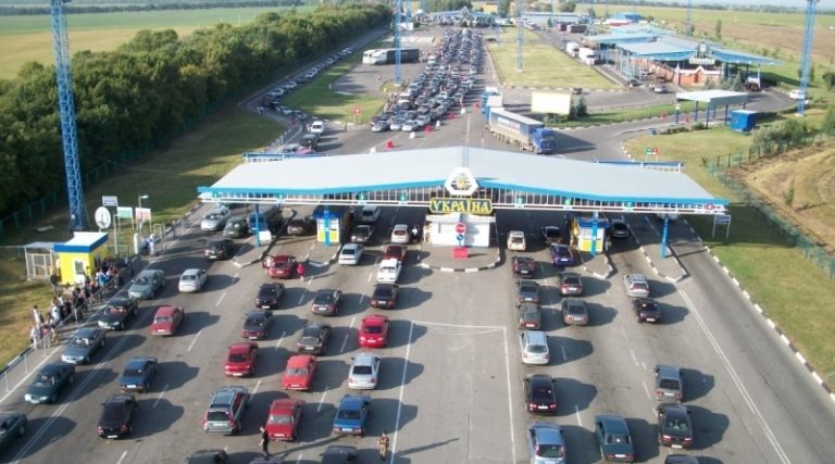 На кордоні з Польщею у чергах застрягли 590 автівок
